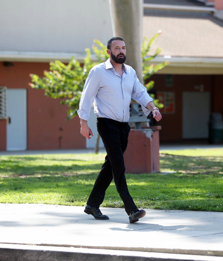 PREMIUM EXCLUSIVE Ben Affleck Battles The Heat During Santa Monica Dad Duties