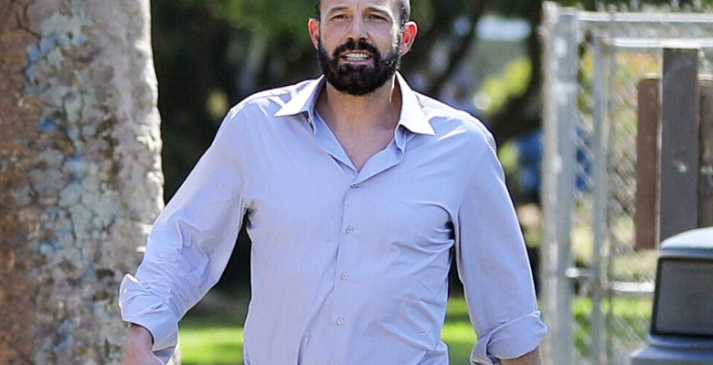 PREMIUM EXCLUSIVE Ben Affleck Battles The Heat During Santa Monica Dad Duties