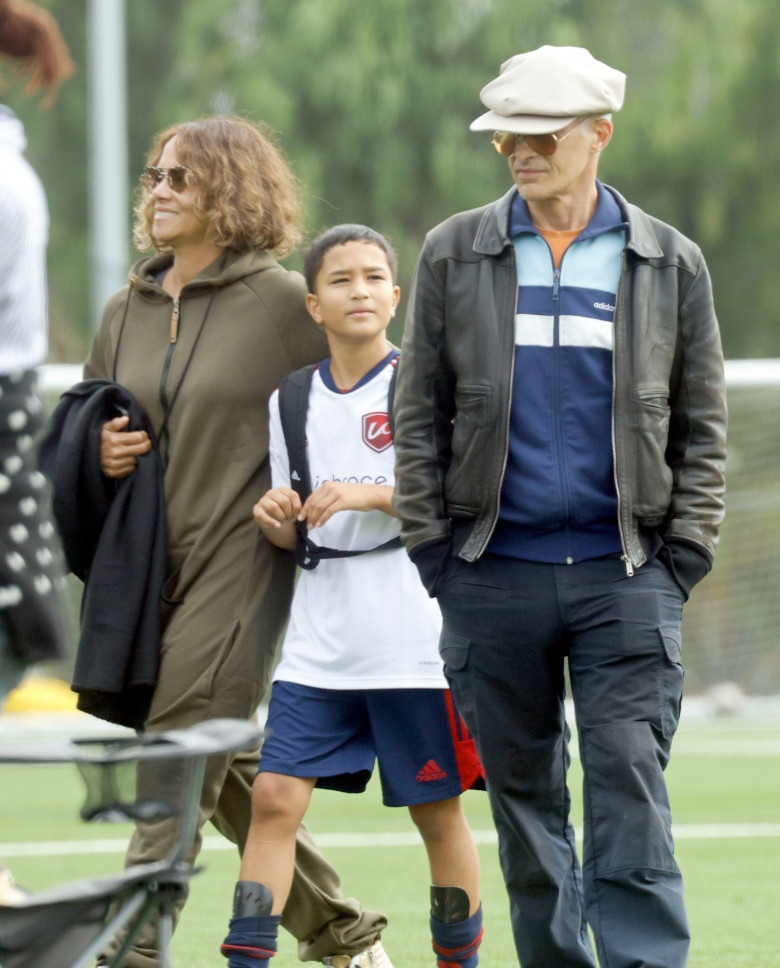 Halle Berry și Olivier Martinez, la meciul de fotbal al fiului lor