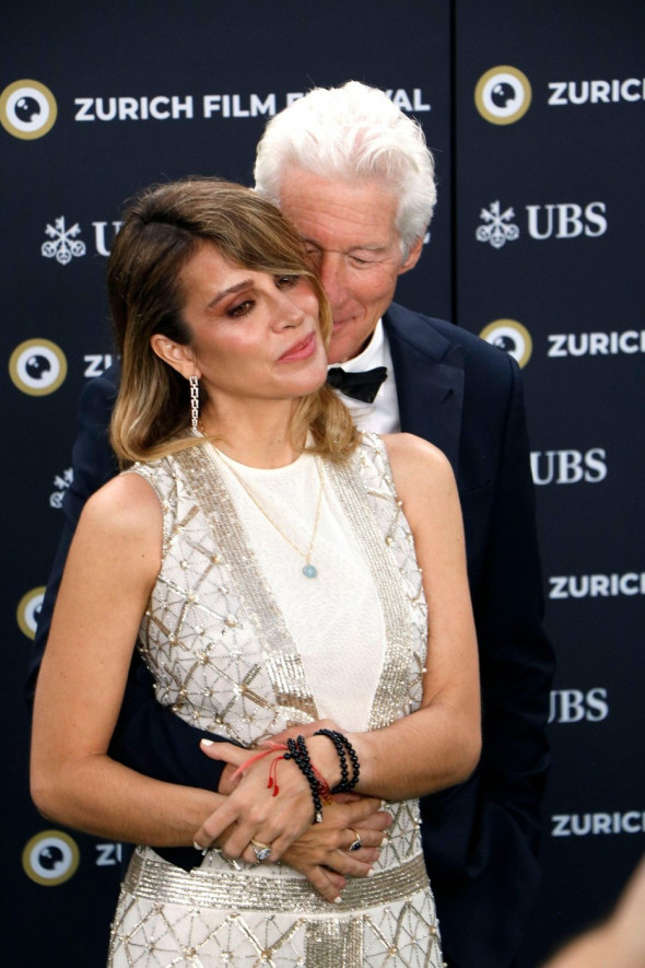 Richard Gere mit Ehefrau Alejandra Gere bei der Premiere des Dokumentarfilms 'Wisdom of Happiness / Die Weisheit des Glcks' auf dem 20. Zurich Film Festival 2024 im Corso 1. Zrich, 08.10.2024