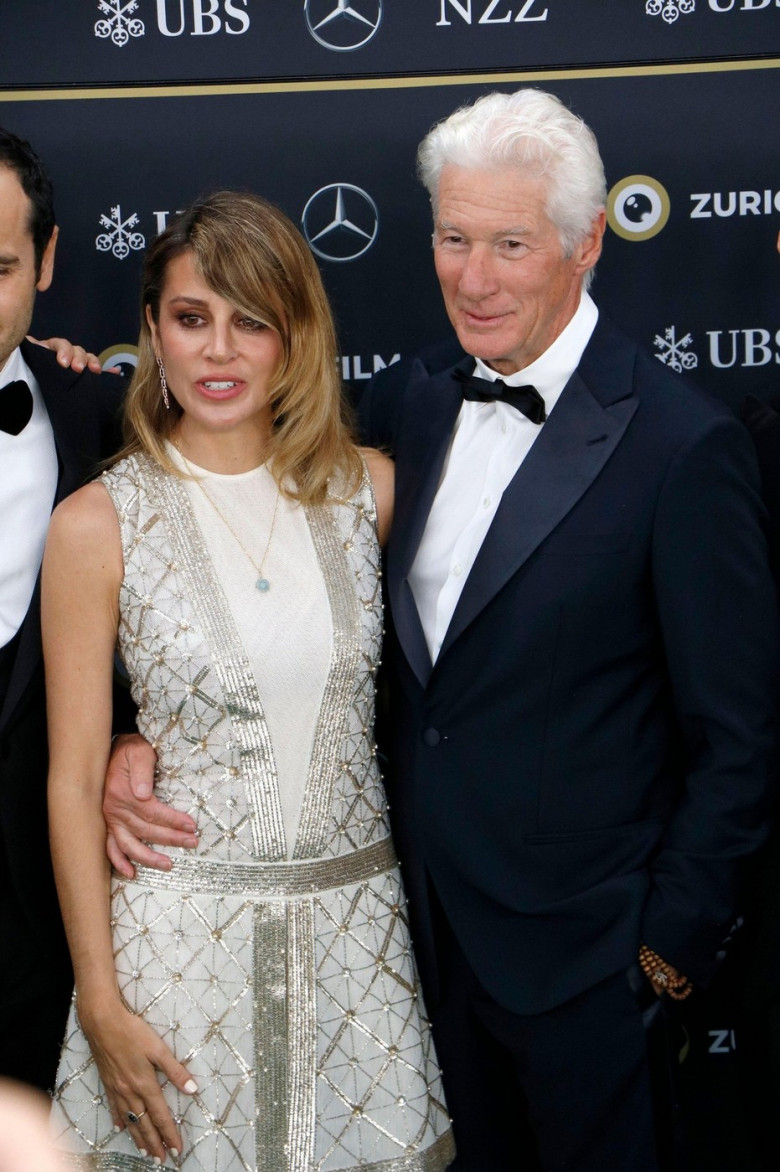 Richard Gere mit Ehefrau Alejandra Gere bei der Premiere des Dokumentarfilms 'Wisdom of Happiness / Die Weisheit des Glcks' auf dem 20. Zurich Film Festival 2024 im Corso 1. Zrich, 08.10.2024