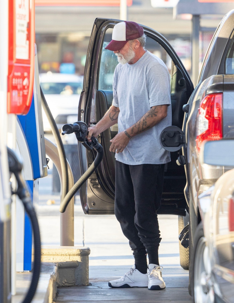 *EXCLUSIVE* Dominic Purcell spotted fueling up and grabbing snacks in Toluca Lake, Los Angeles