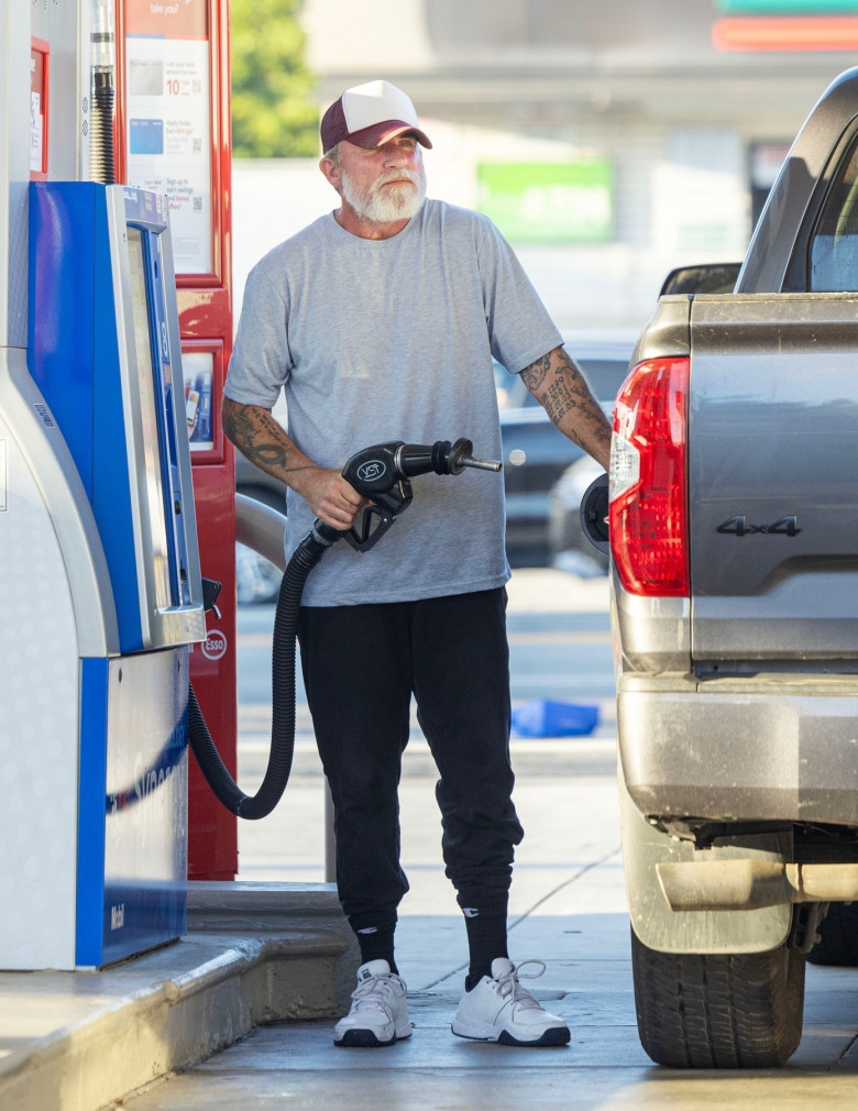 *EXCLUSIVE* Dominic Purcell spotted fueling up and grabbing snacks in Toluca Lake, Los Angeles