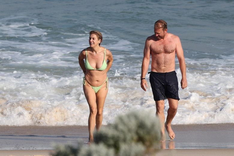 *PREMIUM-EXCLUSIVE* Kate Walsh hits the beach in a green bikini with husband Andrew Nixon