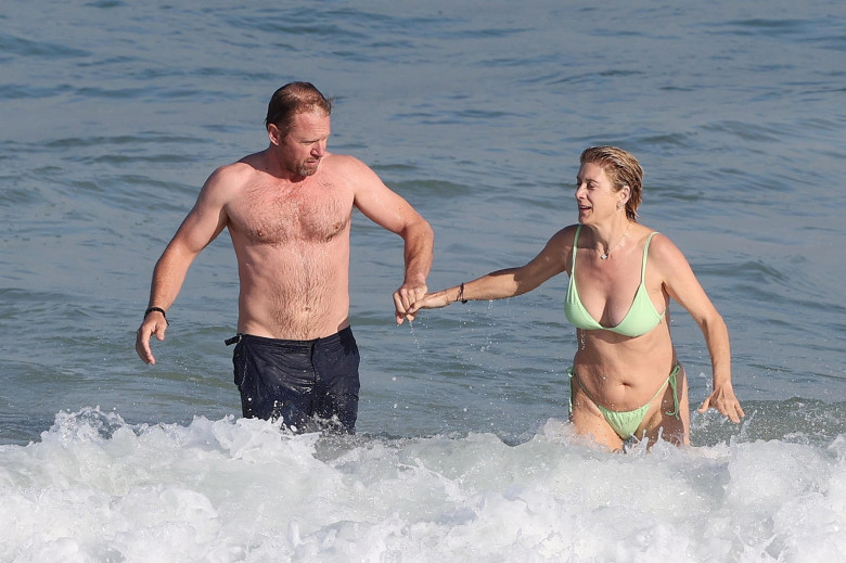 *PREMIUM-EXCLUSIVE* Kate Walsh hits the beach in a green bikini with husband Andrew Nixon