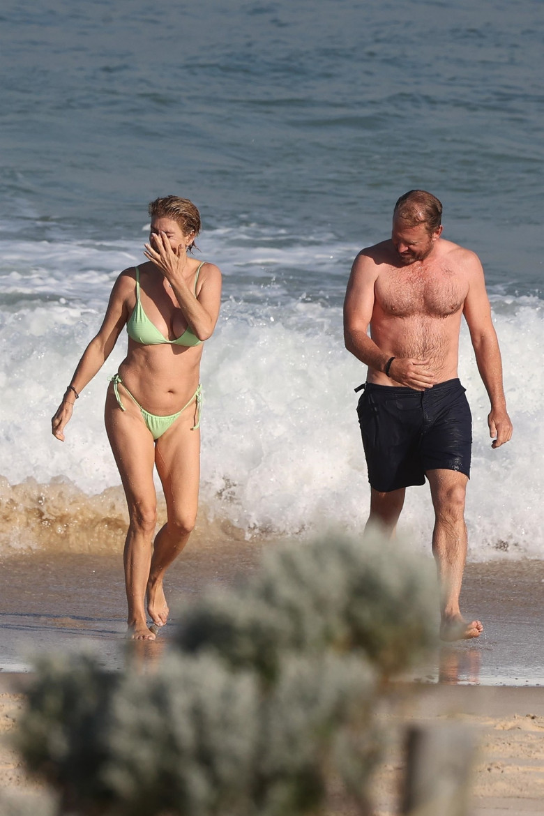 *PREMIUM-EXCLUSIVE* Kate Walsh hits the beach in a green bikini with husband Andrew Nixon