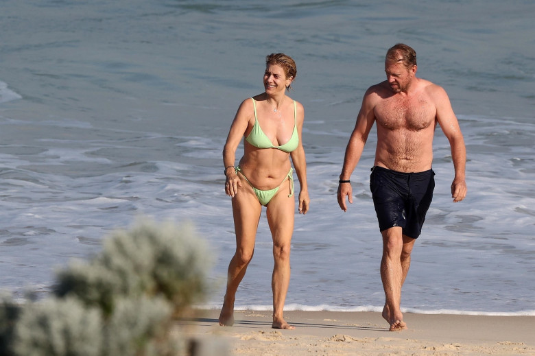 *PREMIUM-EXCLUSIVE* Kate Walsh hits the beach in a green bikini with husband Andrew Nixon