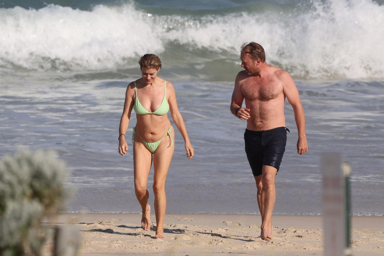 *PREMIUM-EXCLUSIVE* Kate Walsh hits the beach in a green bikini with husband Andrew Nixon