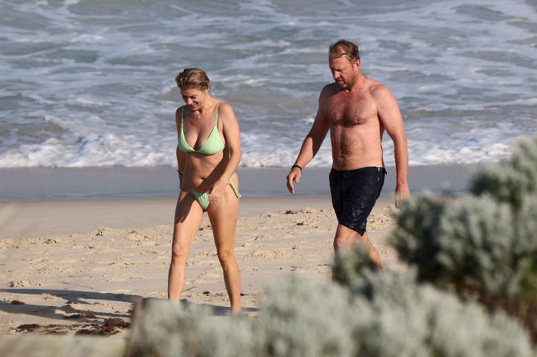 *PREMIUM-EXCLUSIVE* Kate Walsh hits the beach in a green bikini with husband Andrew Nixon