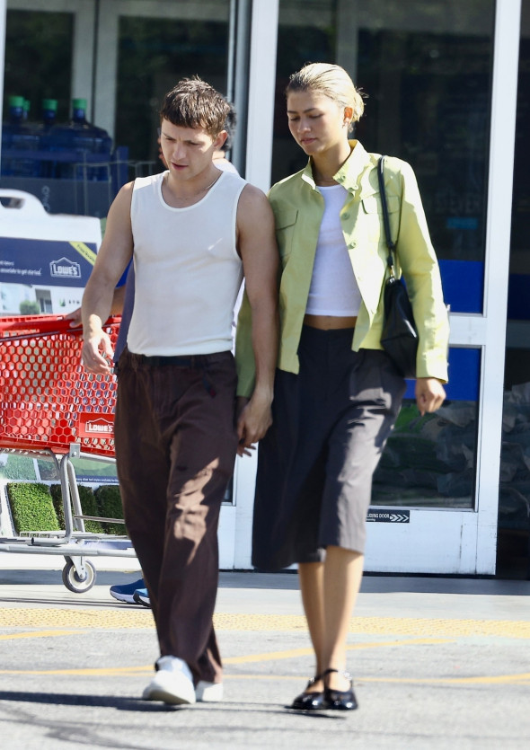 *PREMIUM-EXCLUSIVE* Tom Holland sports Caesar haircut as he holds hands with Zendaya during coffee date in Calabasas with her mom!