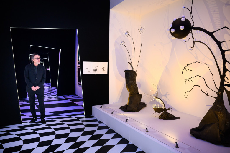 Tim Burton la expoziția 'The World of Tim Burton' organizată la The Design Museum din London/ Profimedia