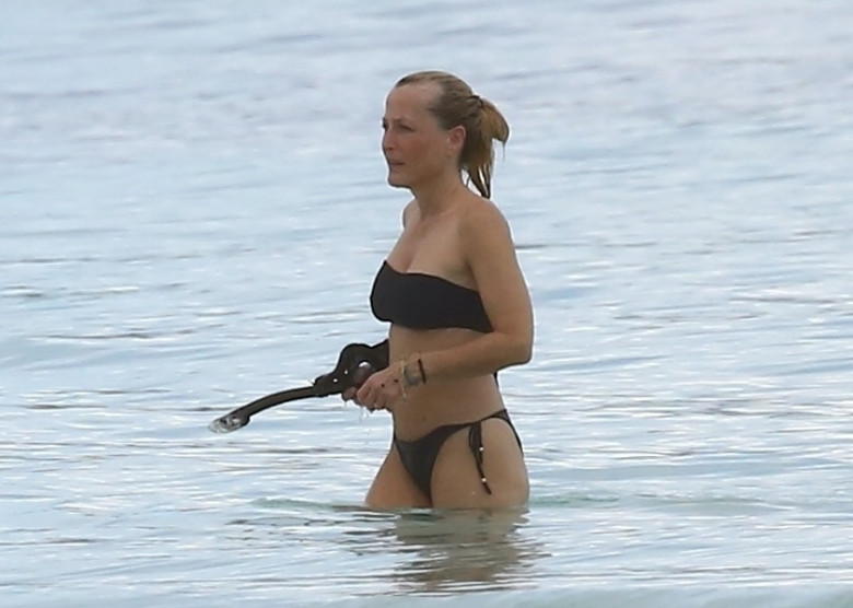 *PREMIUM-EXCLUSIVE* 'The Crowns' Gillian Anderson Looks Amazing As She Shows Off Her Bikini Body in Tulum With Her Family **WEB EMBARGO UNTIL October 27th, 2024 @7pm ET**