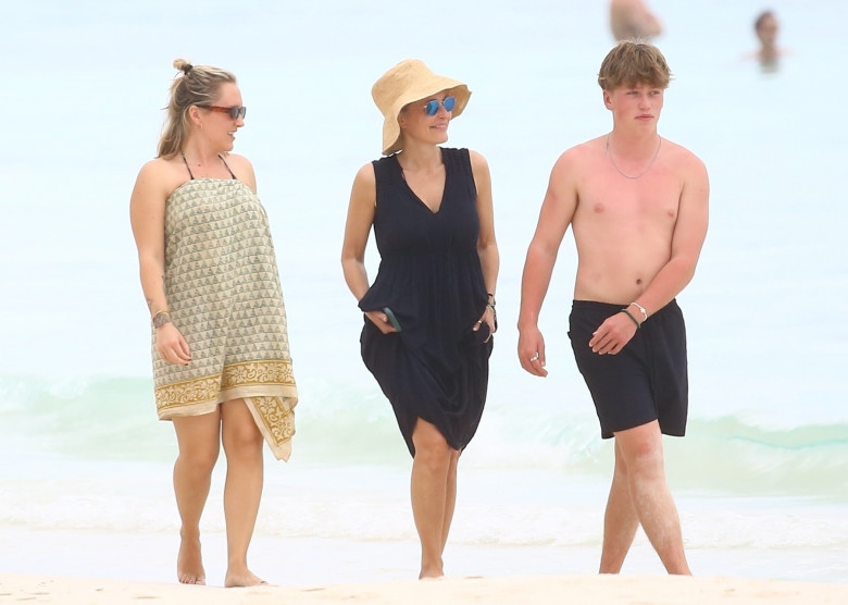 *PREMIUM-EXCLUSIVE* 'The Crowns' Gillian Anderson Looks Amazing As She Shows Off Her Bikini Body in Tulum With Her Family **WEB EMBARGO UNTIL October 27th, 2024 @7pm ET**