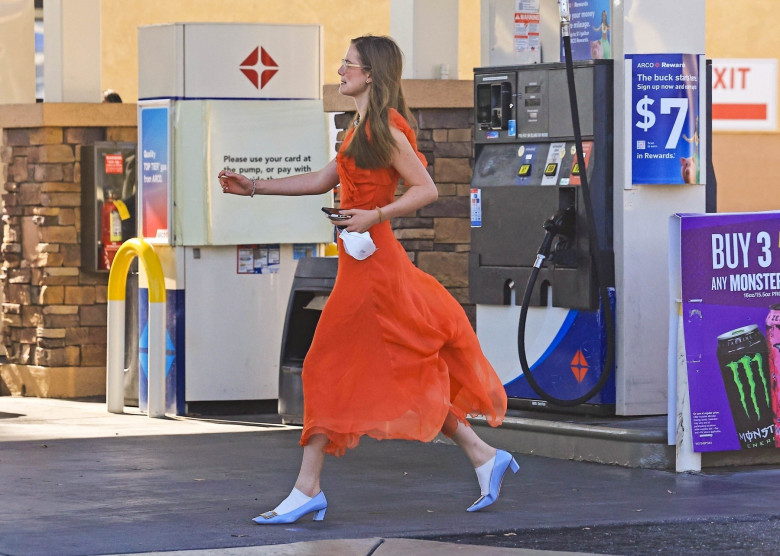 *EXCLUSIVE* Violet Affleck struggles to fill up at a gas station before attending a wedding in Irvine!