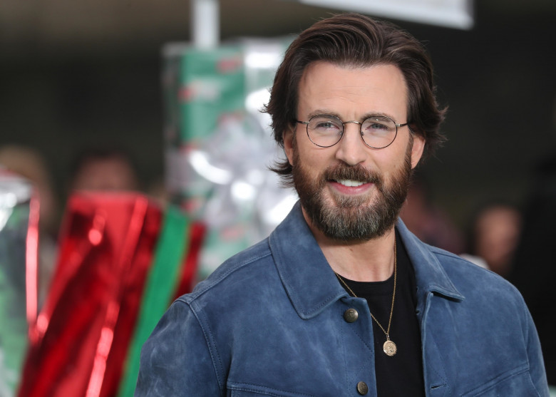 Chris Evans, de nerecunoscut la premiera filmului „Red One” din Londra/ Profimedia