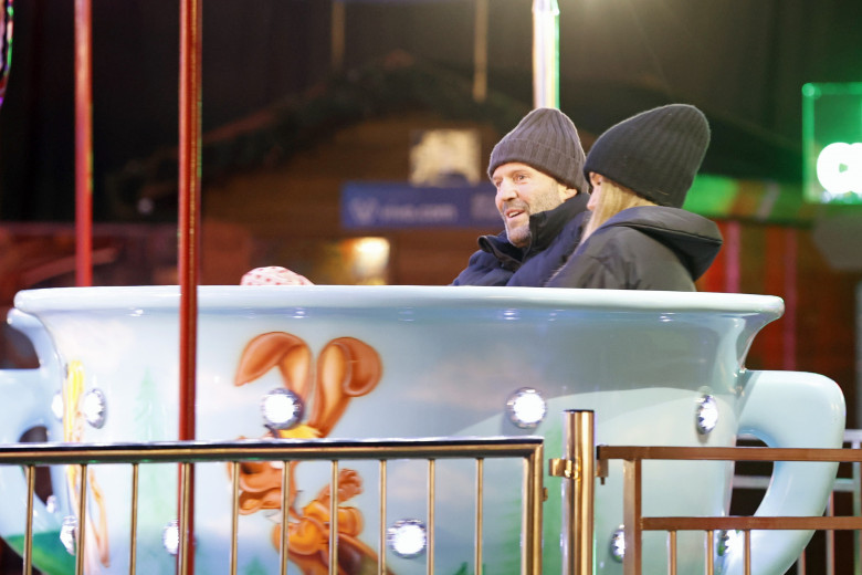 Jason Statham, împreună cu logodnica sa și cu copiii la Winter Wonderland/ Profimedia