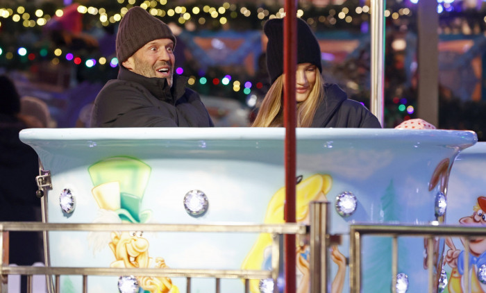 Jason Statham, împreună cu logodnica sa și cu copiii la Winter Wonderland/ Profimedia