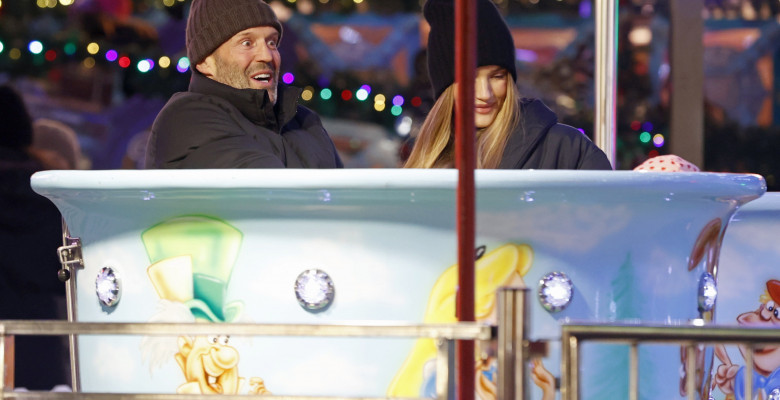 Jason Statham, împreună cu logodnica sa și cu copiii la Winter Wonderland/ Profimedia