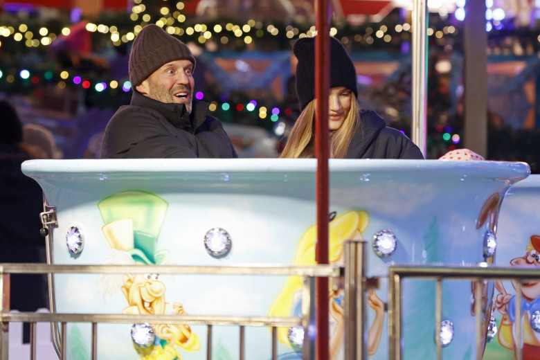 Jason Statham, împreună cu logodnica sa și cu copiii la Winter Wonderland/ Profimedia