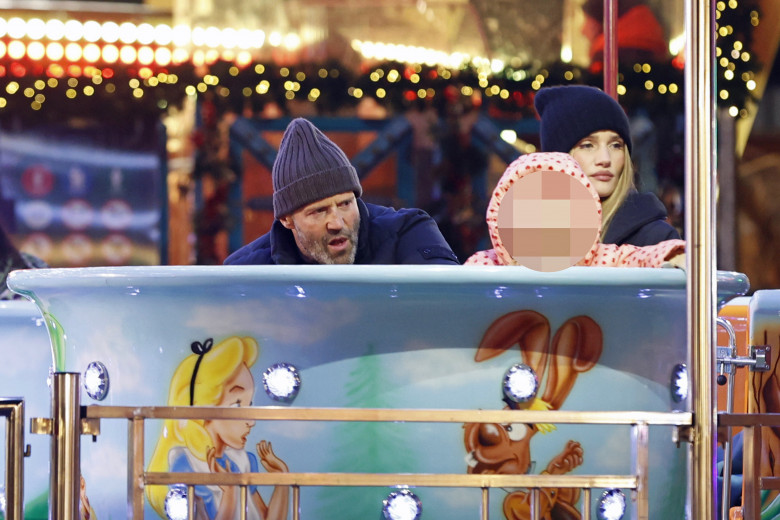 Jason Statham, împreună cu logodnica sa și cu copiii la Winter Wonderland/ Profimedia