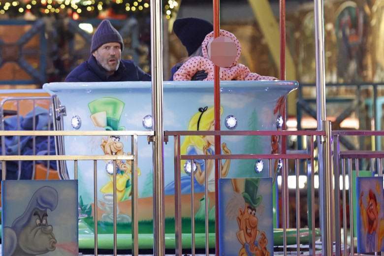 Jason Statham, împreună cu logodnica sa și cu copiii la Winter Wonderland/ Profimedia