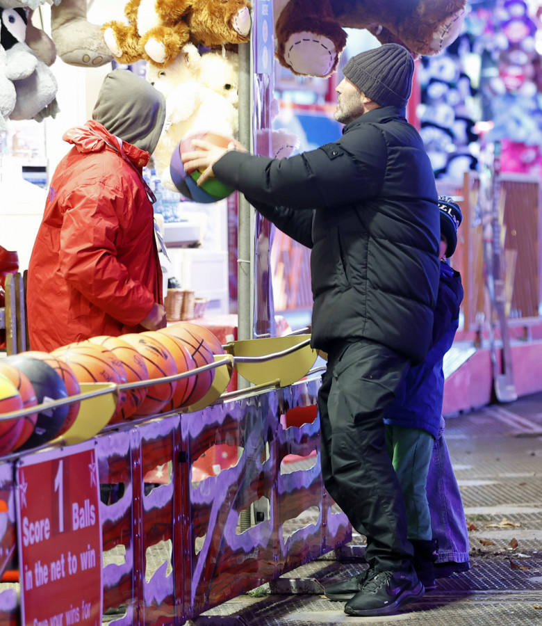 Jason Statham, împreună cu logodnica sa și cu copiii la Winter Wonderland/ Profimedia