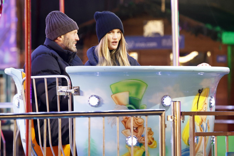 Jason Statham, împreună cu logodnica sa și cu copiii la Winter Wonderland/ Profimedia