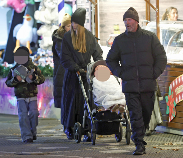 Jason Statham, împreună cu logodnica sa și cu copiii la Winter Wonderland/ Profimedia