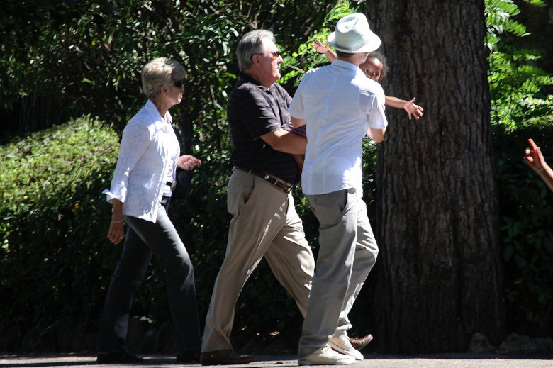 Brad Pitt, împreună cu părinții lui în parc/ Profimedia