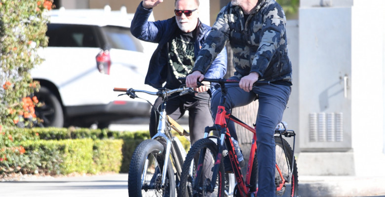 EXCLUSIVE: Arnold Schwarzenegger Shows Off His White Christmas Beard As He Chats With Fans And Takes Selfies During Morning Workout At Gold?s Gym In Venice, California - 21 Nov 2024