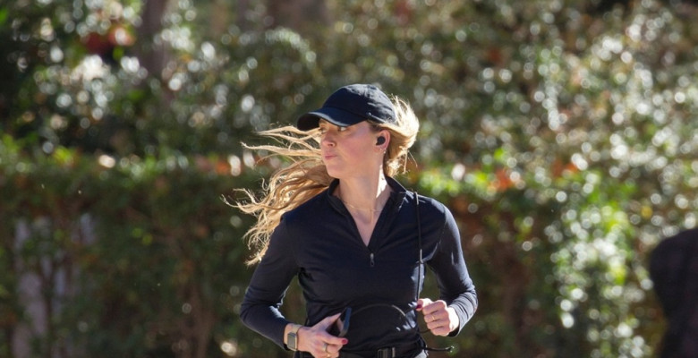 American actress Amber Heard is all smiles while out jogging in Madrid after announcing she is expecting her second child