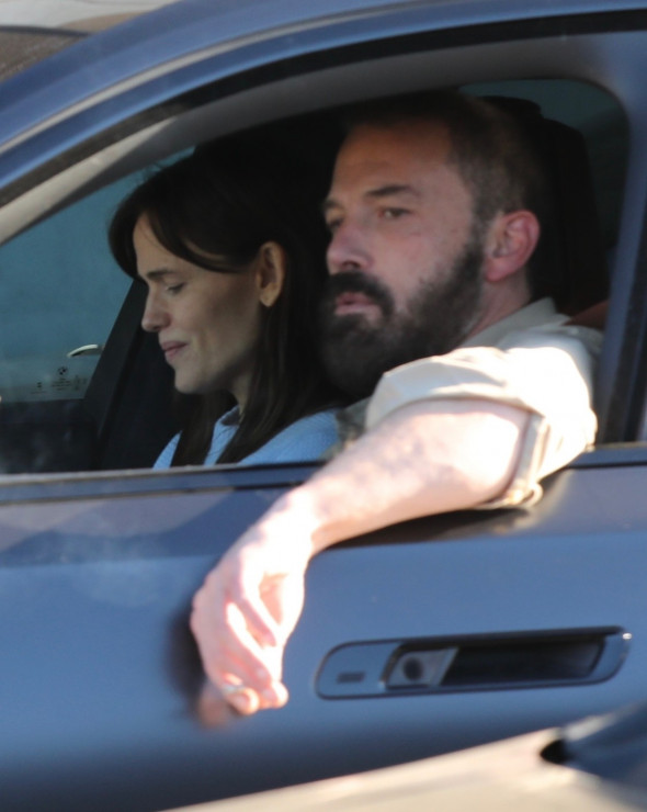 *EXCLUSIVE* Jennifer Garner and Ben Affleck: Breakfast, Bagels, and Brentwood Cruising