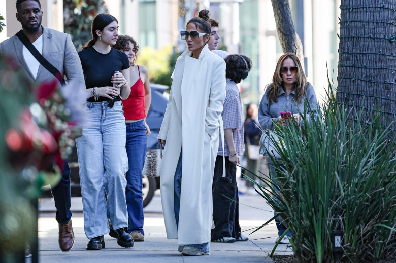 *EXCLUSIVE* Jennifer Lopez shops for Christmas gifts with family on Rodeo Drive!