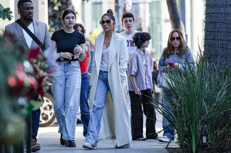 *EXCLUSIVE* Jennifer Lopez shops for Christmas gifts with family on Rodeo Drive!