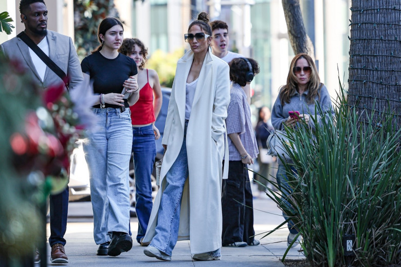 *EXCLUSIVE* Jennifer Lopez shops for Christmas gifts with family on Rodeo Drive!