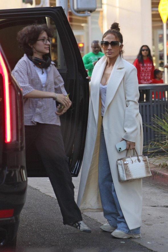 *EXCLUSIVE* Jennifer Lopez Dines at Cantina Frida and Shops at Uniquities Consignment House with Family