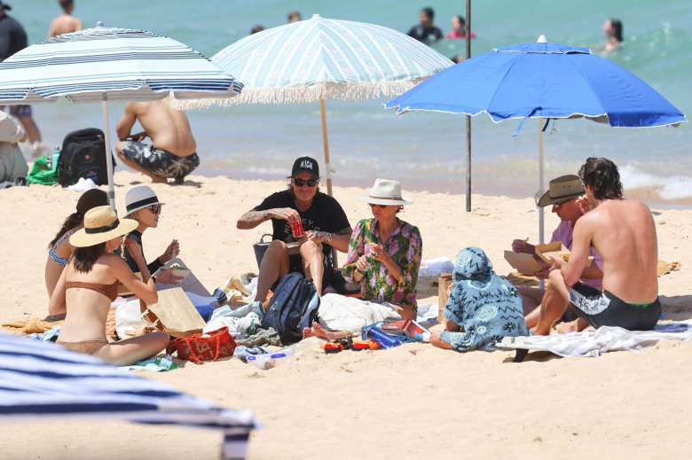 *PREMIUM-EXCLUSIVE* Nicole Kidman and family visit Sydney beach after mother’s passing