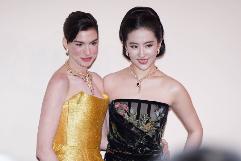 Anne Hathaway și Liu Yifei/ Profimedia