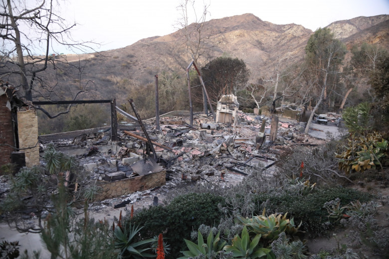 Mel Gibson’s Malibu home destroyed in LA wildfires