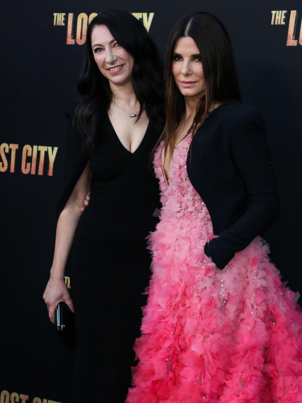 Los Angeles, United States. 21st Mar, 2022. WESTWOOD, LOS ANGELES, CALIFORNIA, USA - MARCH 21: Gesine Bullock Prado and sister/actress Sandra Bullock arrives at the Los Angeles Premiere Of Paramount Pictures' 'The Lost City' held at the Regency Village Th