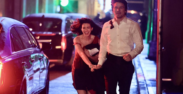 EXCLUSIVE: Anne Hathaway and Josh Hartnett are seen running and having fun on a untitled movie set in New York,