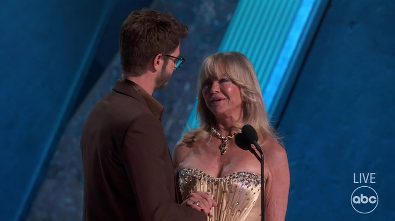 Andrew Garfield fangirls over Goldie Hawn as she admits she can’t read the Oscar autocue because she has cataracts