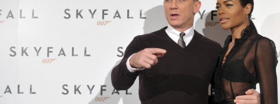 naomie harris si daniel craig (3)