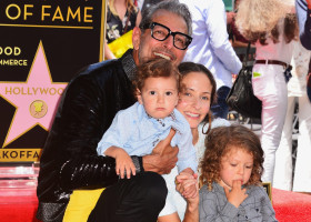 Jeff Goldblum, împreună cu soția sa Emilie Livingston și cei doi fii ai lor, Charlie Ocean Goldblum și River/ Profimedia