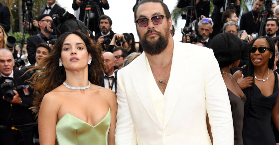 Jason Momoa, în centrul atenției alături de iubita lui, mai tânără cu 13 ani. A sărutat-o și i-a oferit sacoul să o protejeze de frig