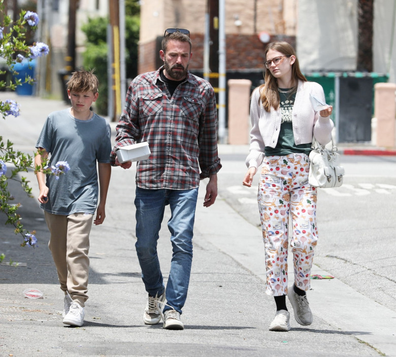 PREMIUM EXCLUSIVE Ben Affleck and daughter Violet outing, Violet carrying amazing vintage Marc Jacobs bag