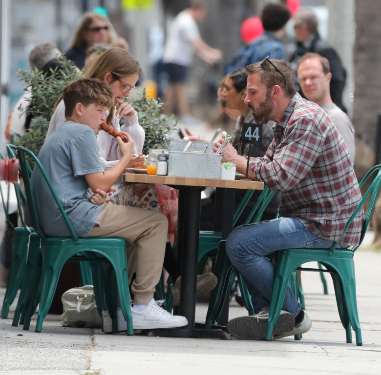 PREMIUM EXCLUSIVE Ben Affleck and daughter Violet outing, Violet carrying amazing vintage Marc Jacobs bag