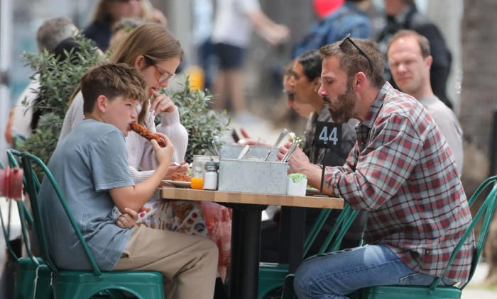PREMIUM EXCLUSIVE Ben Affleck and daughter Violet outing, Violet carrying amazing vintage Marc Jacobs bag