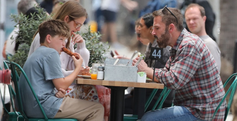 PREMIUM EXCLUSIVE Ben Affleck and daughter Violet outing, Violet carrying amazing vintage Marc Jacobs bag