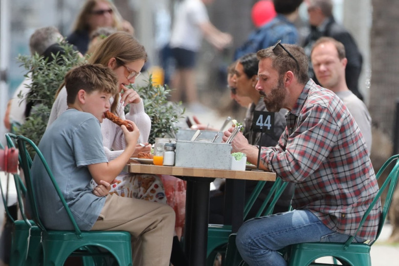 PREMIUM EXCLUSIVE Ben Affleck and daughter Violet outing, Violet carrying amazing vintage Marc Jacobs bag